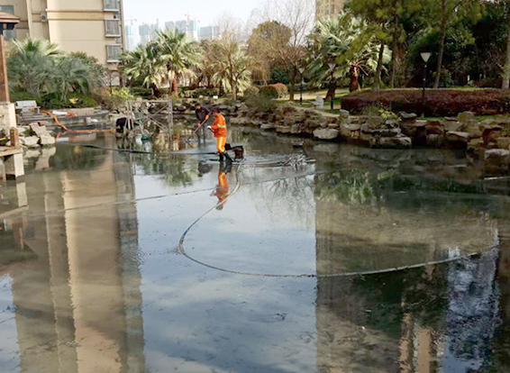 朝天景观池淤泥清理
