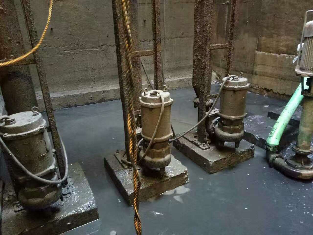 朝天污水池清理