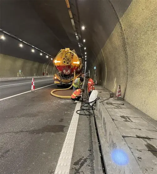 朝天隧道排水渠清淤